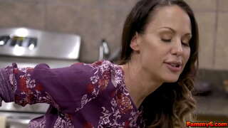 Ыстық брюнетка Маккензи Ли алады сәл ДНК жас айғыр мен мәжбүрлейді, оның cum болады