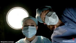 Lligat i emmordassat en medicina càtedra morena lesbianes pacient Cassandra Nix està dominat pel doctor en latex Chanel Preston després enganxa en suspensió