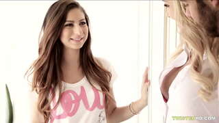 Polos babysitter meunang threesomed