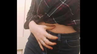 Дівчина з великими грудьми займається чуттєвою мастурбацією в туалеті під час подорожі