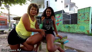 Novinha tira a tušas com o casal sapeca