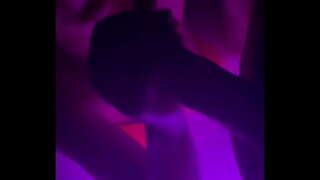 Elvitte a kishúgomat a pezsgőfürdőbe, hogy leszopja a farkam