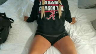 Casolana rossa dona munta un gall