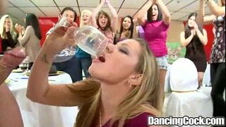 Dancingcock ကြီးမားတဲ့ကြက်ပွဲကျင်းပ