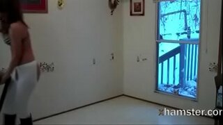 Exhibitionist limpando espida para o varredor, que saia!