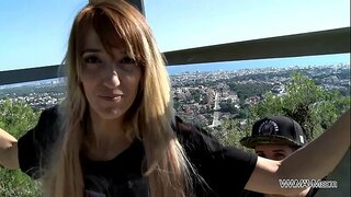 Гучную рыжую милфу груба прасвідравалі ў яе азадак на публіцы