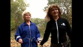 Развълнуван зрели искат да експериментират с кисками помежду си на трева