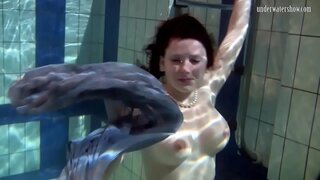 Natació babe Katka tires cap avall a la piscina