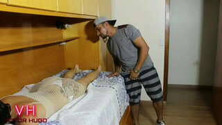 ОНА ПРЕТЕНДУЈЕ ДА БУДЕ,